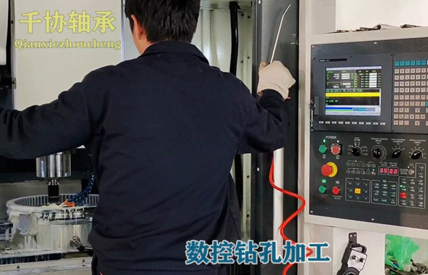 数控钻孔加工中心